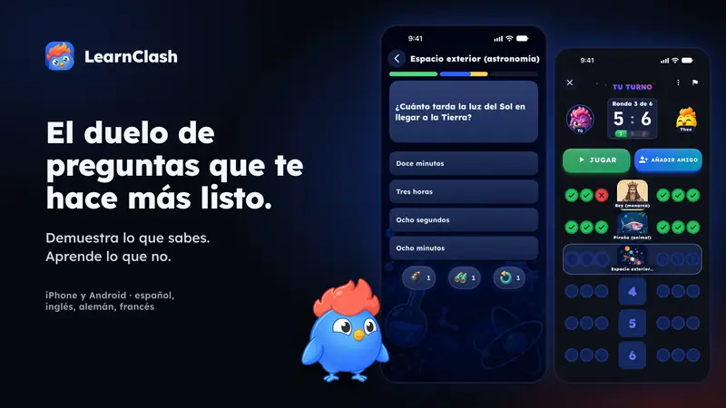 Con titular, 16:9: Arte promocional de LearnClash: dos pantallas reales de la app, una pregunta de duelo y una respuesta explicada por Clash, junto a la mascota Clash sobre un fondo azul oscuro